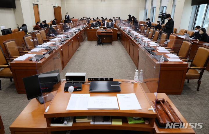 [서울=뉴시스] 고범준 기자 = 방기선(왼쪽) 기획재정부 제1차관과 고광효 기획재정부 세제실장이 지난 28일 오전 서울 여의도 국회에서 열린 기획재정위원회 조세소위원회에서 자료를 살펴보고 있다. 한편 이날 회의는 여야 간의 합의 불발로 취소됐다. 2022.11.28. bjko@newsis.com