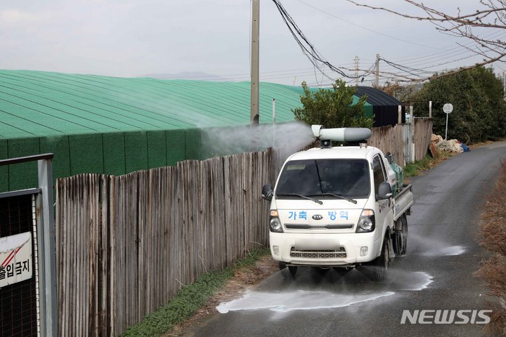 [부산=뉴시스] 하경민 기자 = 고병원성 조류인플루엔자(AI) 확산 방지를 위한 가금농장 소독 작업. 2022.11.28. yulnetphoto@newsis.com