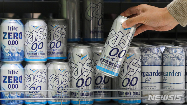 [서울=뉴시스] 권창회 기자 = 서울 시내 대형마트에 무알코올 맥주가 진열되어 있다. 2022.11.28. kch0523@newsis.com