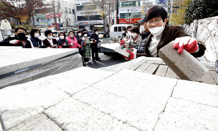 [광주=뉴시스] 변재훈 기자 = 광주 북구 문흥1동 직원과 통장들이 28일 북구 문흥1동 행정복지센터 주차장에서 열린 주민자치회 주관 물 절약 실천을 위한 양변기 수조 투입 벽돌 나눔 행사에서 지역 아파트 단지 11곳에 운반할 벽돌을 차량에 싣고 있다. (사진=광주 북구 제공) 2022.11.28. photo@newsis.com *재판매 및 DB 금지