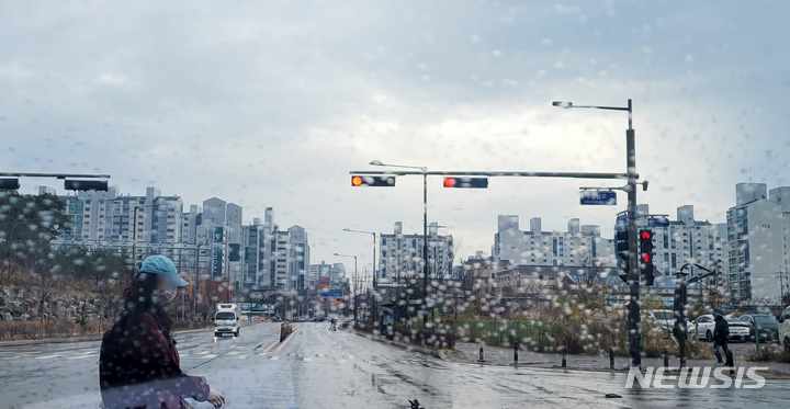 [전주=뉴시스] 김얼 기자 = 싸늘한 가을 날씨가 이어지고 있는 28일 전북 전주시 송천동의 한 도로에서 한 시민이 잠시 멈춘 비를 피하며 길을 지나고 있다. 2022.11.28. pmkeul@newsis.com