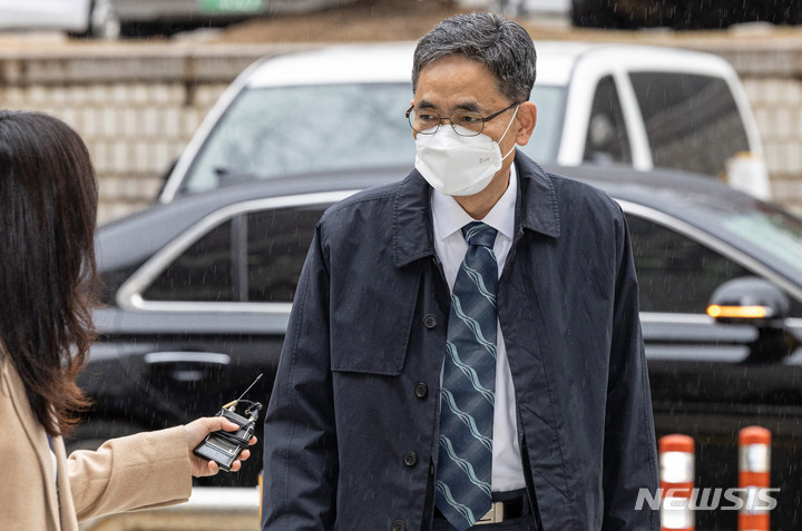 [서울=뉴시스] 추상철 기자 = 곽상도 전 국회의원이 지난 28일 오후 서울 서초구 서울중앙지법에서 열린 '대장동 개발 뇌물 혐의'와 관련 30차 공판에 출석하고 있다. (공동취재사진) 2022.11.28. photo@newsis.com