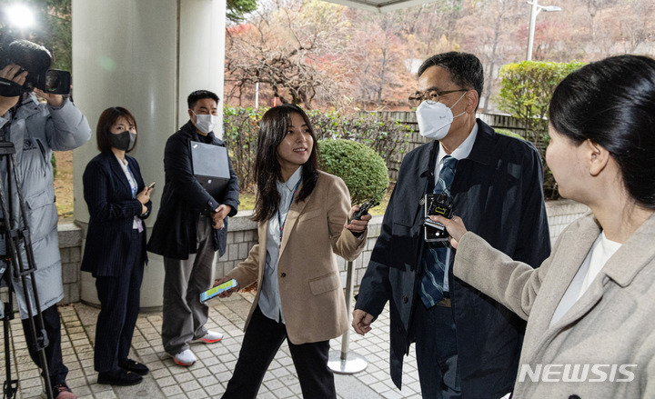 [서울=뉴시스] 추상철 기자 = 곽상도 전 국회의원이 지난해 11월28일 오후 서울 서초구 서울중앙지법에서 열린 '대장동 개발 뇌물 혐의'와 관련 30차 공판에 출석하고 있다. (공동취재사진) 2022.11.28. photo@newsis.com