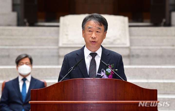 [서울=뉴시스] 사진공동취재단 = 김명수 대법원장의 뒤를 이을 차기 대법원장 후보자로 오석준 대법관(61·사법연수원 19기)과 이종석 헌법재판소 재판관(62·15기)이 유력하게 거론되는 것으로 알려졌다. 사진은 오 대법관이 지난해 11월28일 서울 서초구 대법원에서 열린 취임식에서 취임사를 하는 모습. 2022.11.28. photo@newsis.com