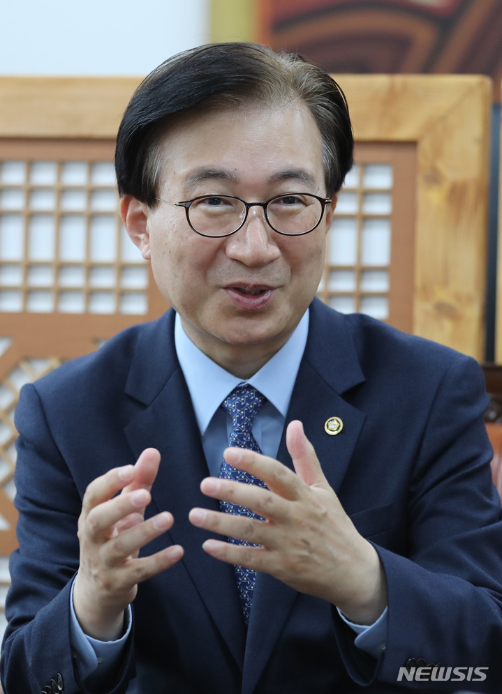 [서울=뉴시스] 전진환 기자 = 이명우 국회도서관장이 28일 오전 서울 여의도 국회도서관에서 뉴시스와 인터뷰를 하고 있다. 2022.11.28. amin2@newsis.com