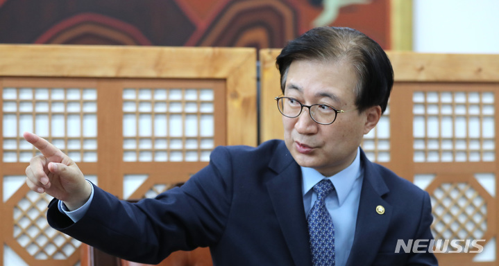 [서울=뉴시스] 전진환 기자 = 이명우 국회도서관장이 28일 오전 서울 여의도 국회도서관에서 뉴시스와 인터뷰를 하고 있다. 2022.11.28. amin2@newsis.com