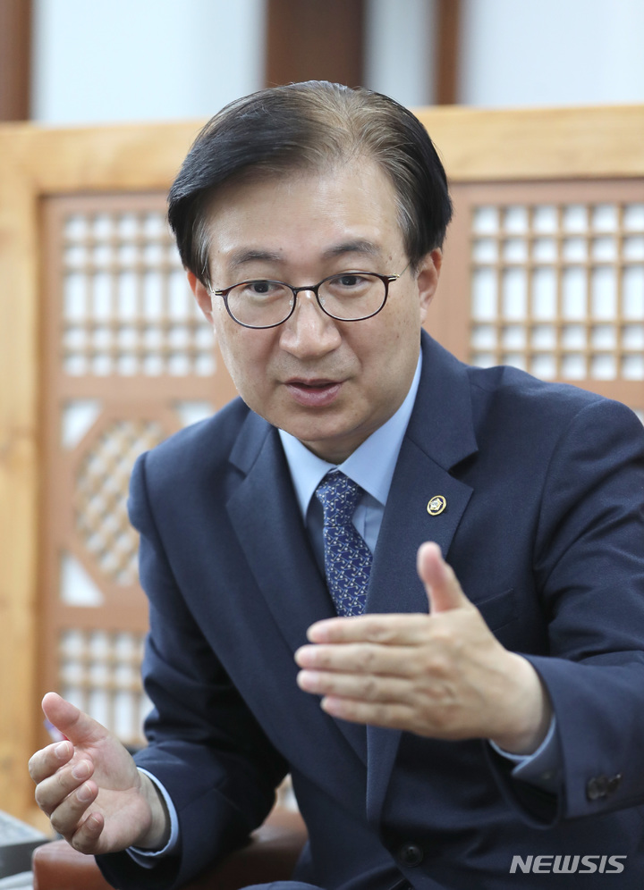 [서울=뉴시스] 전진환 기자 = 이명우 국회도서관장이 28일 오전 서울 여의도 국회도서관에서 뉴시스와 인터뷰를 하고 있다. 2022.11.28. amin2@newsis.com