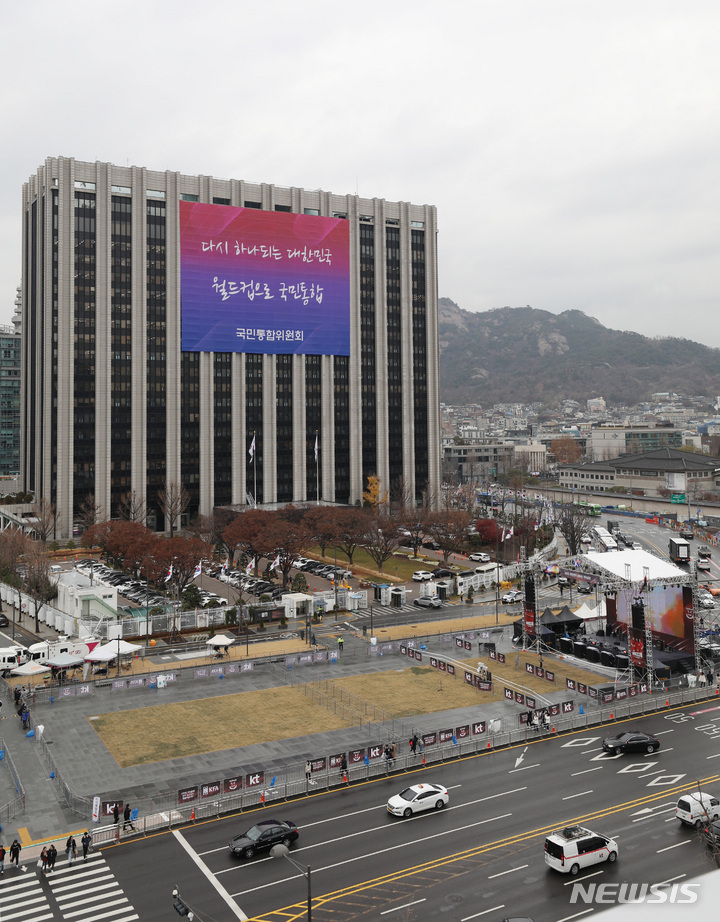 [서울=뉴시스] 김진아 기자 = 2022 카타르월드컵 조별리그 2차전 대한민국과 가나와의 경기가 열리는 28일 서울 종로구 광화문광장에 거리응원 스크린이 설치돼 있다. 2022.11.28. bluesoda@newsis.com