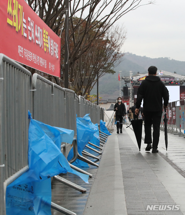 [서울=뉴시스] 김진아 기자 = 2022 카타르월드컵 조별리그 2차전 대한민국과 가나와의 경기가 열리는 28일 서울 종로구 광화문광장에 거리응원에 사용될 쓰레기 봉투가 걸려있다. 2022.11.28. bluesoda@newsis.com