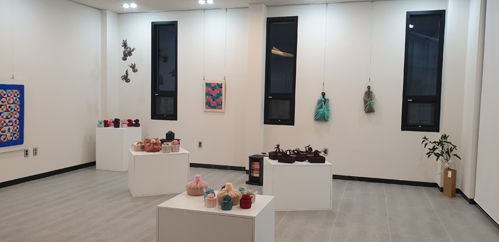 [나주=뉴시스] 김혜인 기자 = 조각보 명인 이남희 작가는 다음 달 10일까지 전남 나주 휴 갤러리에서 아홉번째 개인전을 연다고 28일 밝혔다. (사진=이남희 작가 제공) photo@newsis.com