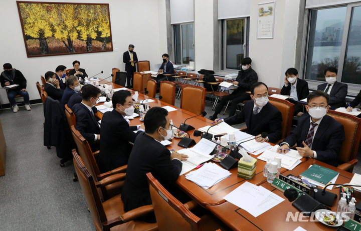 [서울=뉴시스] 고범준 기자 = 28일 오후 서울 여의도 국회에서 열린 예산결산특별위원회 예산안등조정심사소위원회에서 우원식 소위원장과 의원들이 예산안 관련 등에 대해 논의를 하고 있다. 2022.11.28. bjko@newsis.com