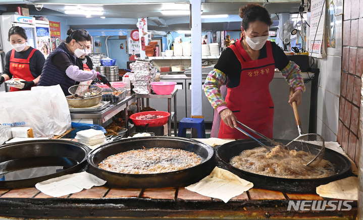 [수원=뉴시스] 김종택 기자 = 2022 카타르 월드컵 조별리그 H조 2차전 대한민국과 가나와의 경기를 앞둔 28일 오후 경기도 수원시 팔달구 통닭거리 한 매장에서 직원들이 치킨을 튀기고 있다. 2022.11.28. jtk@newsis.com