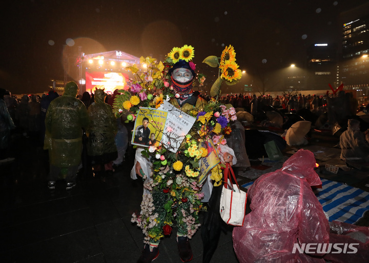 [서울=뉴시스] 김진아 기자 = 2022 카타르월드컵 조별리그 2차전 대한민국과 가나와의 경기가 열리는 28일 서울 종로구 광화문광장에서 붉은악마들이 경기 전 거리응원을 펼치고 있다. 2022.11.28. bluesoda@newsis.com