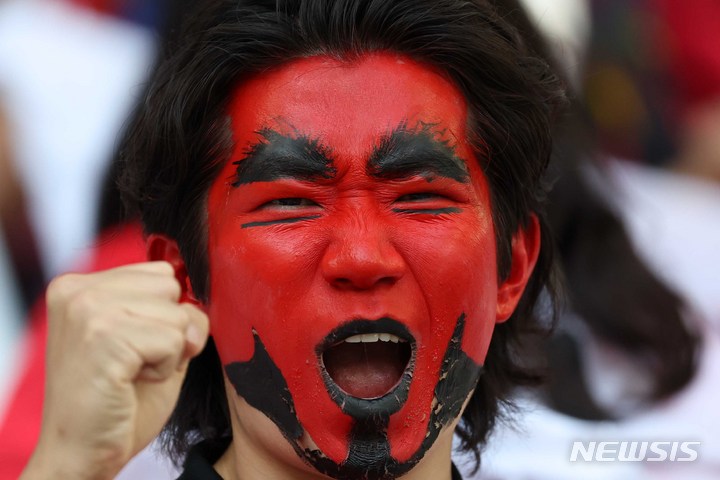 [알라이얀(카타르)=뉴시스] 조성우 기자 = 지난달 28일(현지시간) 카타르 알라이얀 에듀케이션 시티 스타디움에서 열린 2022 카타르 월드컵 H조 2차전 대한민국과 가나의 경기, 한국팬들이 응원을 하고 있다. 2022.11.28. xconfind@newsis.com