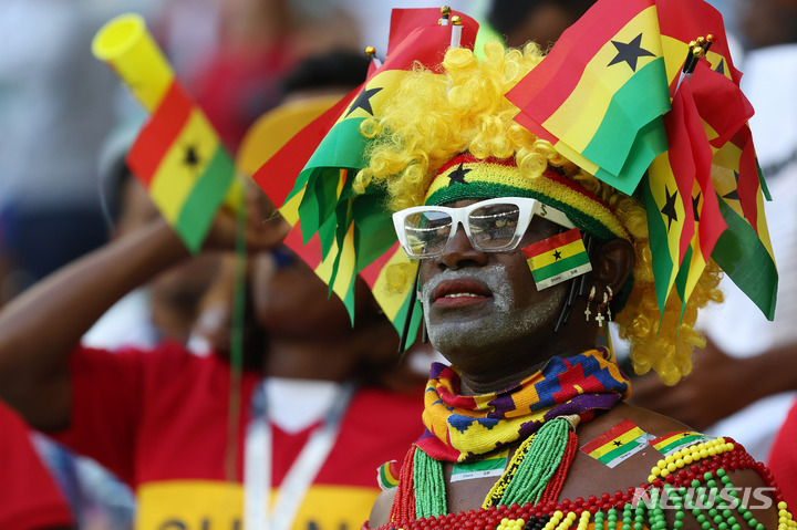 [알라이얀(카타르)=뉴시스] 백동현 기자 = 28일(현지시간) 카타르 알라이얀 에듀케이션 시티 스타디움에서 열린 2022 카타르 월드컵 H조 2차전 대한민국과 가나의 경기를 찾은 가나 축구 팬이 응원하고 있다. 2022.11.28. livertrent@newsis.com