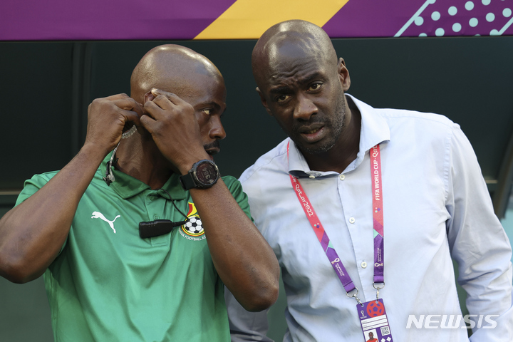 [알라이얀(카타르)=뉴시스] 백동현 기자 = 28일(현지시간) 카타르 알라이얀 에듀케이션 시티 스타디움에서 열린 2022 카타르 월드컵 H조 2차전 대한민국과 가나의 경기, 오토 아도 가나 감독이 코칭스태프와 이야기를 나누고 있다. 2022.11.28. livertrent@newsis.com