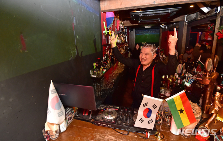 [대구=뉴시스] 이무열 기자 = 2022 카타르 월드컵 조별리그 H조 2차전 대한민국 대 가나 경기가 열린 28일 오후 대구 중구의 한 칵테일 바에서 영업주인 표창용(37)씨가 축구공 모양의 헤어스타일을 하고 응원을 하고 있다. 2022.11.28. lmy@newsis.com