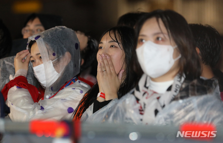 [서울=뉴시스] 김진아 기자 = 2022 카타르월드컵 조별리그 2차전 대한민국과 가나와의 경기가 열리는 28일 서울 종로구 광화문광장에 설치된 대형스크린으로 경기를 시청하던 붉은악마들이 대한민국이 실점하자 아쉬워하고 있다. 2022.11.28. bluesoda@newsis.com