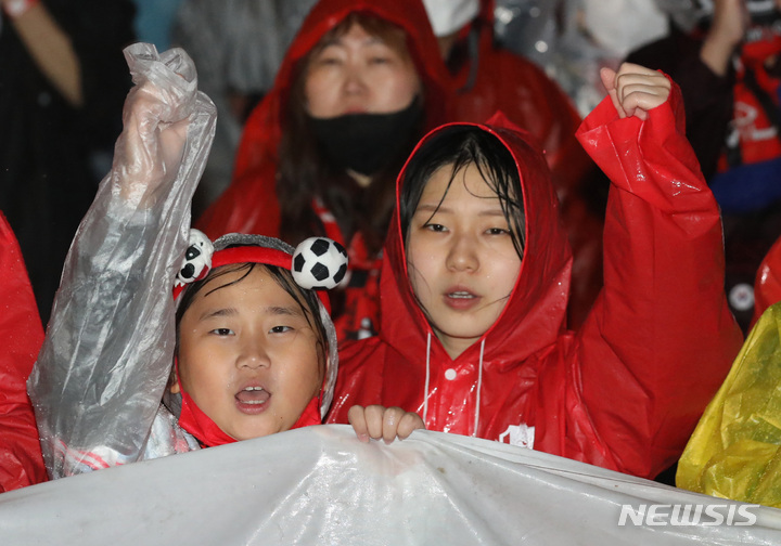 [서울=뉴시스] 김진아 기자 = 2022 카타르월드컵 조별리그 2차전 대한민국과 가나와의 경기가 열리는 28일 서울 종로구 광화문광장에서 붉은악마들이 경기를 시청하며 거리응원을 하고 있다. 2022.11.28. bluesoda@newsis.com