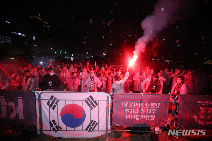 [서울=뉴시스] 김진아 기자 = 2022 카타르월드컵 조별리그 2차전 대한민국과 가나와의 경기가 열리는 28일 서울 종로구 광화문광장에서 붉은악마들이 경기를 시청하며 거리응원을 하고 있다. 2022.11.28. bluesoda@newsis.com