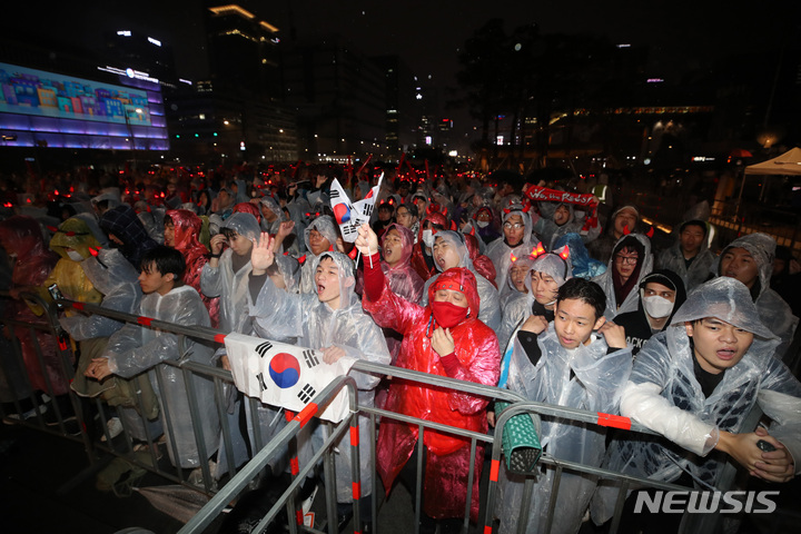 [서울=뉴시스] 김진아 기자 = 2022 카타르월드컵 조별리그 2차전 대한민국과 가나와의 경기가 열리는 28일 서울 종로구 광화문광장에서 붉은악마들이 경기를 시청하며 거리응원을 하고 있다. 2022.11.28. bluesoda@newsis.com