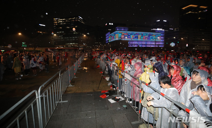 [서울=뉴시스] 김진아 기자 = 2022 카타르월드컵 조별리그 2차전 대한민국과 가나와의 경기가 열리는 28일 서울 종로구 광화문광장에서 붉은악마들이 경기를 시청하며 거리응원을 하고 있다. 2022.11.28. bluesoda@newsis.com