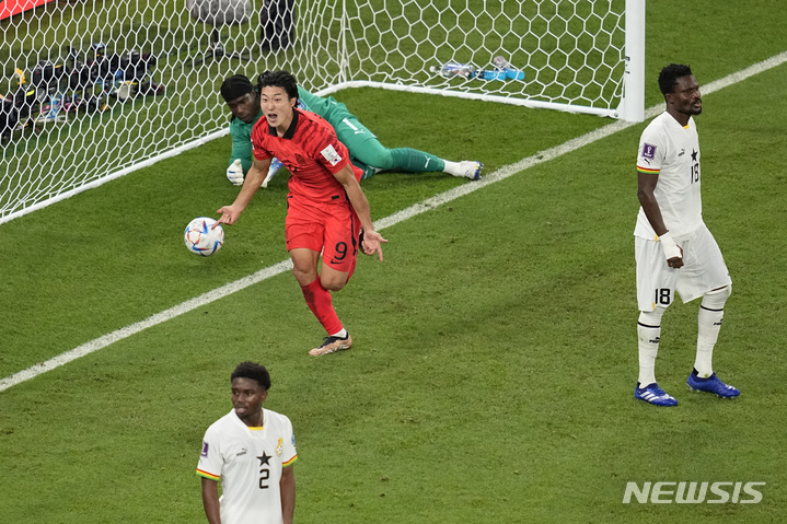 [알 라이얀=뉴시스/AP] 2022 카타르 월드컵에서 조규성이 가나를 상대로 골을 넣은 뒤 기뻐하고 있다. 2022.11.28