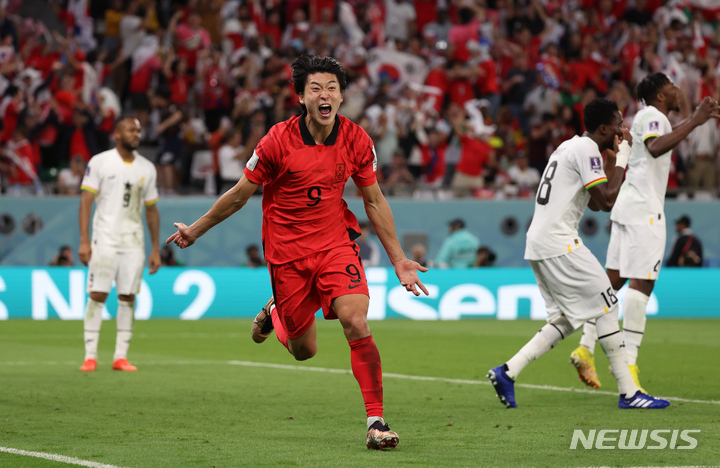 [알라이얀(카타르)=뉴시스] 조성우 기자 = 28일(현지시간) 카타르 알라이얀 에듀케이션 시티 스타디움에서 열린 2022 카타르 월드컵 H조 2차전 대한민국과 가나의 경기, 조규성이 동점골을 넣고 세리머니를 하고 있다. 2022.11.28. xconfind@newsis.com