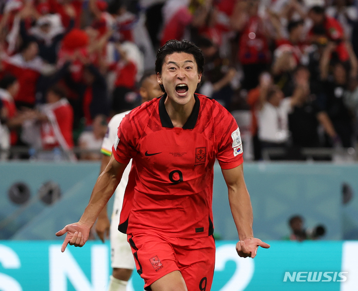 [알라이얀(카타르)=뉴시스] 조성우 기자 = 28일(현지시간) 카타르 알라이얀 에듀케이션 시티 스타디움에서 열린 2022 카타르 월드컵 H조 2차전 대한민국과 가나의 경기, 조규성이 동점골을 넣고 세리머니를 하고 있다. 2022.11.28. xconfind@newsis.com