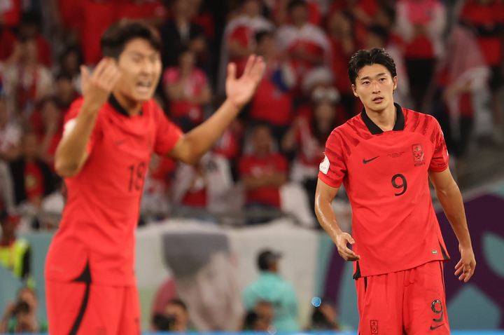 [알라이얀(카타르)=뉴시스] 백동현 기자 = 28일(현지시간) 카타르 알라이얀 에듀케이션 시티 스타디움에서 열린 2022 카타르 월드컵 H조 2차전 대한민국과 가나의 경기, 조규성과 이강인이 선수들과 소통하고 있다. 2022.11.28. livertrent@newsis.com