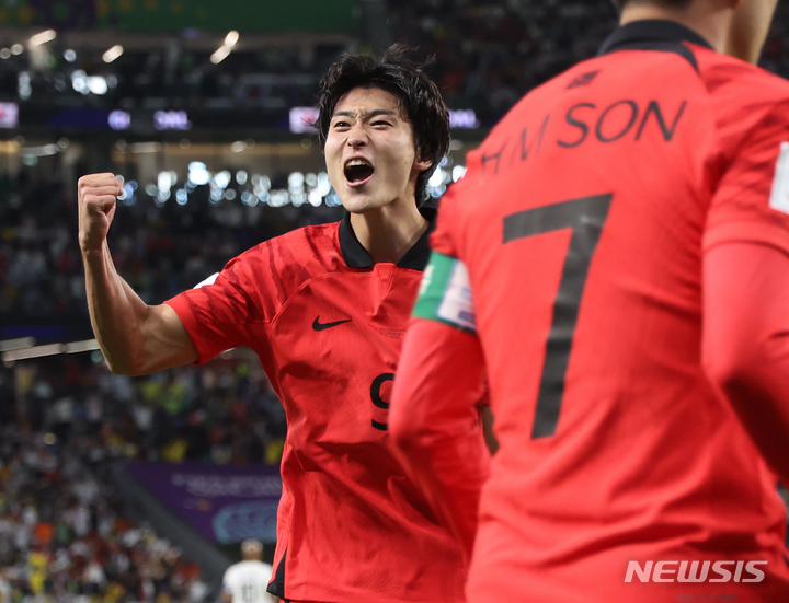 [알라이얀(카타르)=뉴시스] 조성우 기자 = 28일(현지시간) 카타르 알라이얀 에듀케이션 시티 스타디움에서 열린 2022 카타르 월드컵 H조 2차전 대한민국과 가나의 경기, 조규성이 동점골을 넣고 세리머니를 하고 있다. 2022.11.28. xconfind@newsis.com