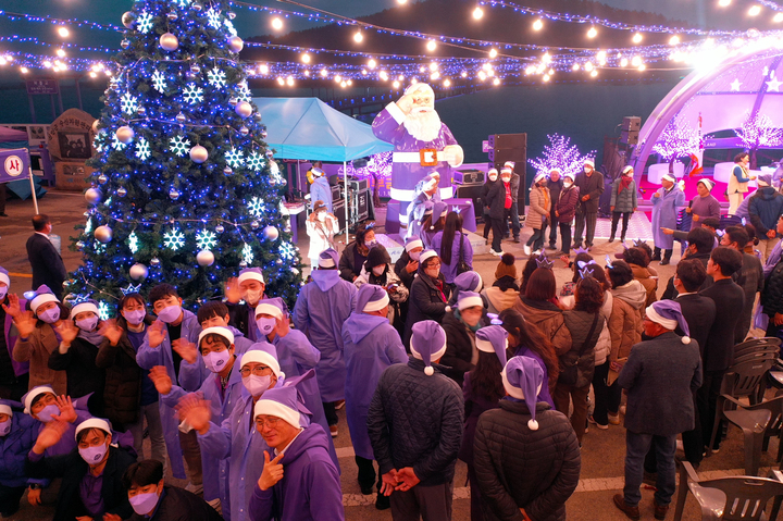 [신안=뉴시스] 퍼플산타·트리 점등식. *재판매 및 DB 금지