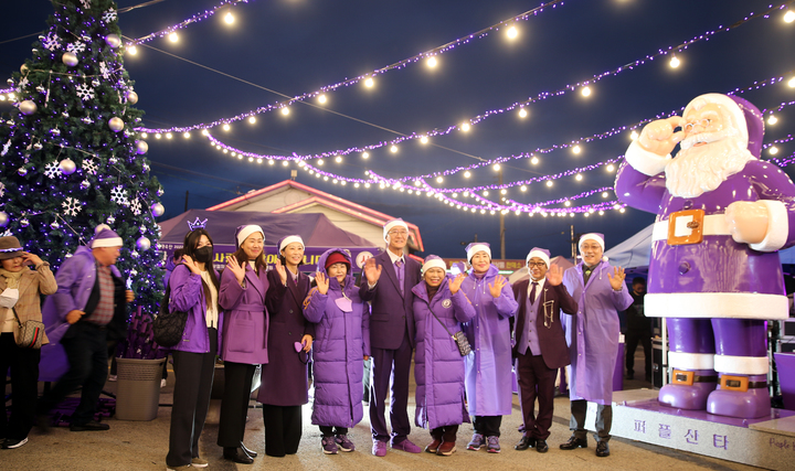 [신안=뉴시스] 퍼플산타·트리 점등식. *재판매 및 DB 금지