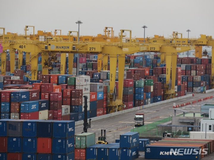 [인천=뉴시스] 김동영 기자 = 민주노총 공공운수노조 화물연대본부 총파업 엿새째인 28일 오전 인천 연수구 인천신항 컨테이너 터미널이 한산한 모습을 보이고 있다. 화물연대는 지난 24일 0시 기준 ▲안전운임제 일몰제 폐지 및 영구화 ▲적용 대상 기존 컨테이너·시멘트 외 철강·자동차·위험물·사료(곡물)·택배 지·간선 등 5개 품목 확대 등을 요구하며 파업에 나섰다. 2022.11.29. dy0121@newsis.com
