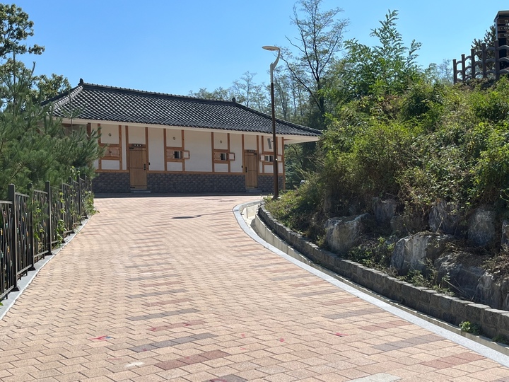 [영동=뉴시스] 안성수 기자 = 충북 영동군이 다음 달 1일부터 레인보우 힐링관광지 내 조성한 일라이트 휴양빌리지를 본격 운영한다. 일라이트는 탈취, 향균, 노폐물 배출 촉진, 유해물질 저감 등 인체에 좋은 효과를 가진 광물로 알려져 있다. 사진은 일라이트 힐링관광지 전경. (사진=영동군 제공) 2022.11.29 photo@newsis.com *재판매 및 DB 금지