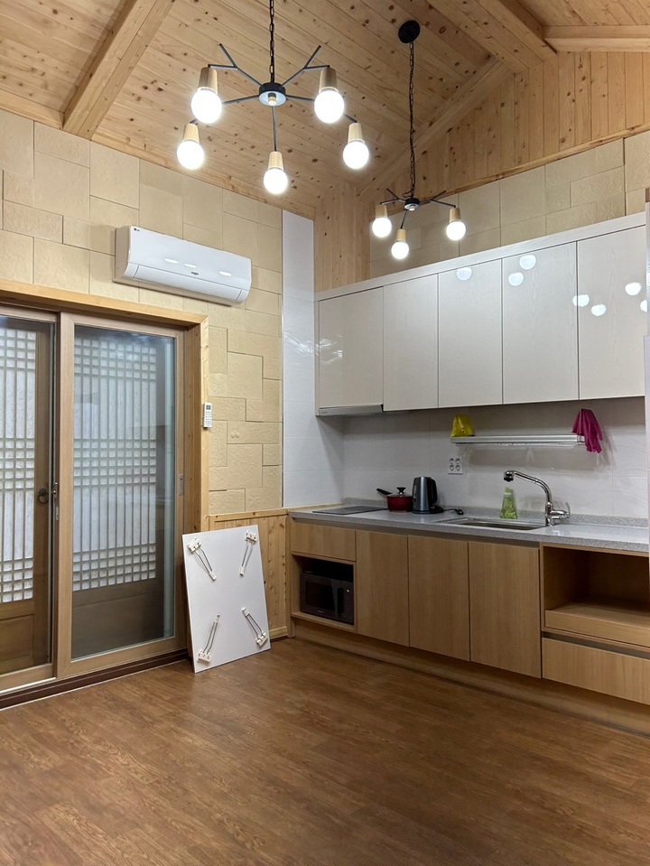 [영동=뉴시스] 안성수 기자 = 충북 영동군이 다음 달 1일부터 레인보우 힐링관광지 내 조성한 일라이트 휴양빌리지를 본격 운영한다. 일라이트는 탈취, 향균, 노폐물 배출 촉진, 유해물질 저감 등 인체에 좋은 효과를 가진 광물로 알려져 있다. 사진은 일라이트 힐링관광지 내부 모습. (사진=영동군 제공) 2022.11.29 photo@newsis.com *재판매 및 DB 금지