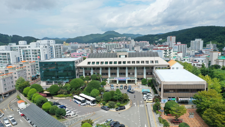 [통영=뉴시스] 신정철 기;자= 통영시는 오는 12월부터 ‘미세먼지 비상저감조치’ 발령 때 발령일 다음날 오전 6시부터 오후 9시까지 배출가스 5등급 자동차 운행을 제한한다.사진은 통영시청 전경.(사진=뉴시스DB).2022.11.29. sin@newsis.com *재판매 및 DB 금지