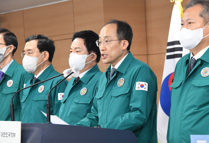 [세종=뉴시스] 추경호 경제부총리 겸 기획재정부 장관이 29일 정부서울청사에서 열린 화물연대 집단운송거부 관계부처 합동브리핑에서 정부입장을 발표하고 있다. (사진=기재부 제공)  *재판매 및 DB 금지