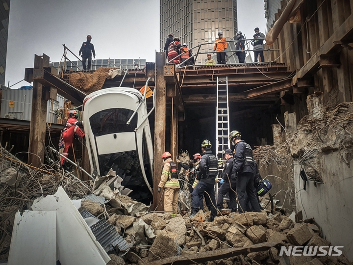 [서울=뉴시스]29일 오전 서울 강남구 도산대로에서 차량이 공사장으로 추락하는 사고가 발생해 70대 운전자가 병원으로 이송됐다.2022.11.29.(사진=강남소방서 제공)photo@newsis.com