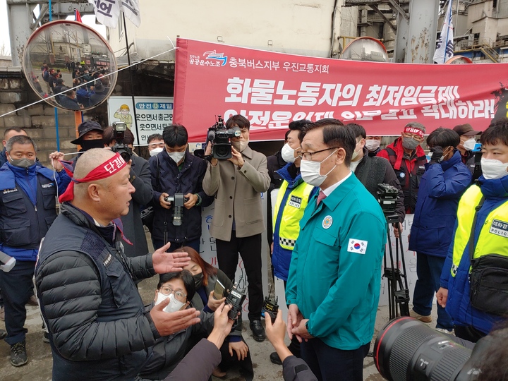 29일 충북 단양군 매포읍 한일시멘트 단양공장 앞에서 어명소 국토부 2차관이 화물연대에 업무개시명령서를 전달하며 대화하고 있다. 화물연대는 명령서 수령을 거부했다. *재판매 및 DB 금지