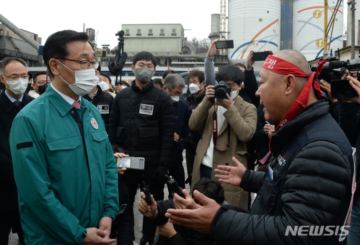 [단양=뉴시스] 조성현 기자 = 29일 오후 충북 단양군 한일시멘트 단양공장 앞에서 민주노총 전국공공운수노동조합 화물연대본부 충북본부 주최로 총파업 결의대회가 열린 가운데 어명소 국토부 2차관이 현장을 방문해 파업 참여 조합원과 대화를 나누고 있다. 2022.11.29. jsh0128@newsis.com