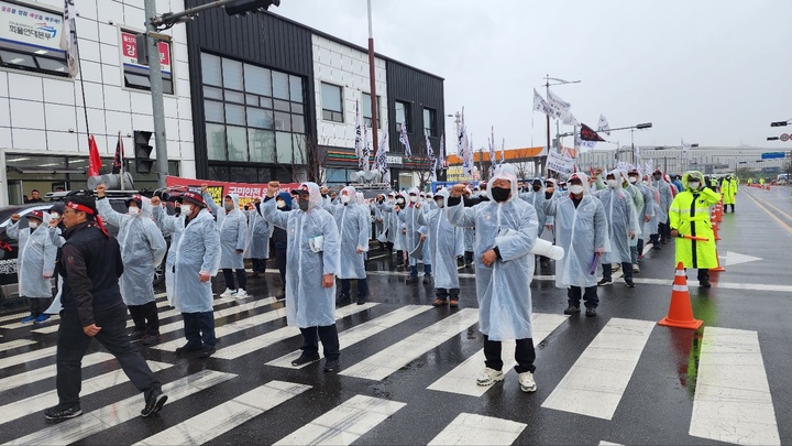 [울산=뉴시스]화물연대 울산본부 조합원들이 29일 울산신항 일원에서 총파업 총력투쟁 결의대회를 진행하고 있다. (사진=화물연대 울산본부 제공) 2022.11.29. photo@newsis.com *재판매 및 DB 금지