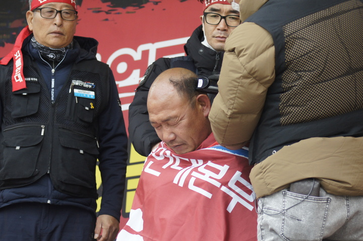 [군산=뉴시스]이동민 기자 = 29일 김명섭 화물연대 전북본부장은 정부에게 화물노동자 탄압 중단, 안전운임제 폐지 등을 요구하며 삭발식을 진행했다. *재판매 및 DB 금지