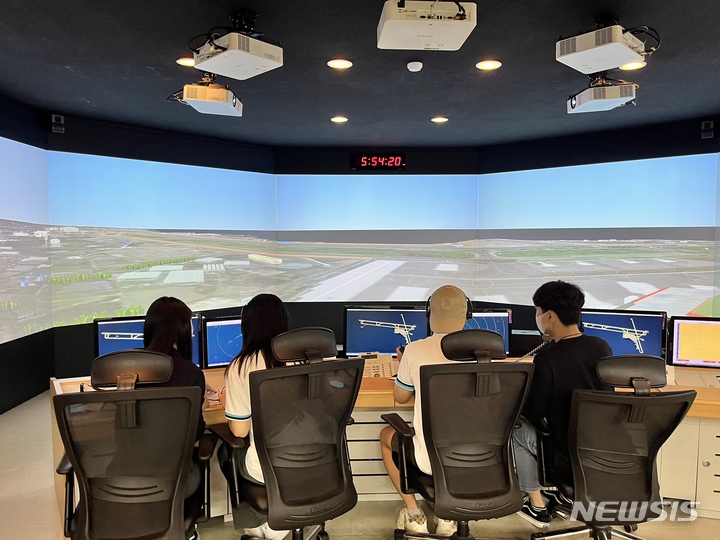 한국항공대 항공우주캠프 모의관제실습 모습.(사진=한국항공대 제공)
