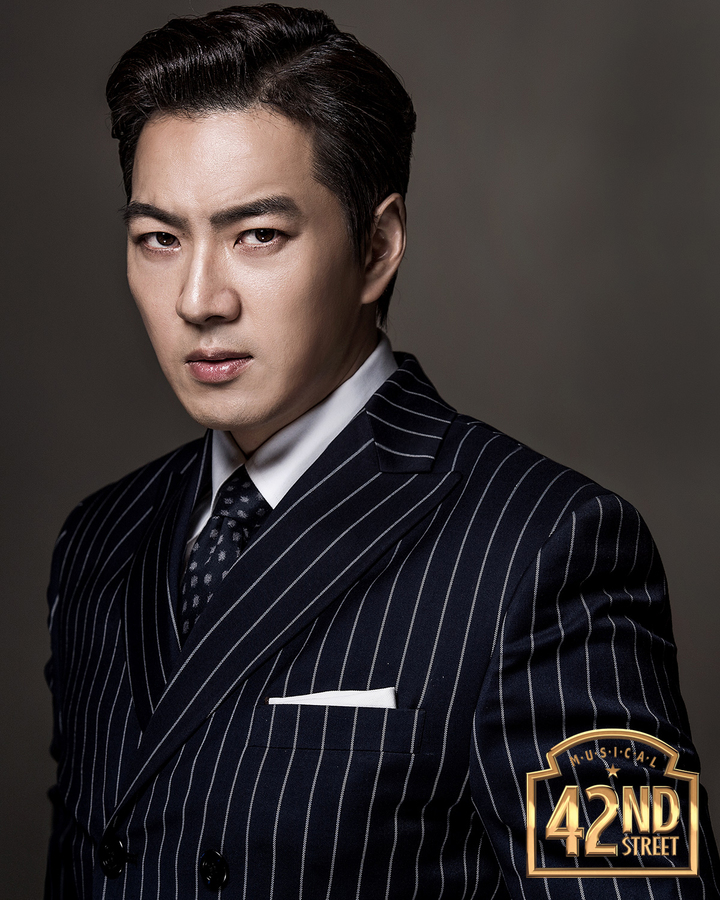 [서울=뉴시스]뮤지컬 '브로드웨이 42번가'에서 '줄리안 마쉬' 역으로 출연하는 배우 송일국 포스터. (사진=CJ ENM, ㈜샘컴퍼니 제공) 2022.11.29. photo@newsis.com *재판매 및 DB 금지