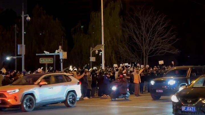 지난 27일 중국 베이징 도심 량마차오 거리에서 코로나19 봉쇄에 항의하는 시민들이 흰색 종이를 들고 구호를 외치고 있다. 출처: 트위터 이용자 @whyyoutouzhele *재판매 및 DB 금지