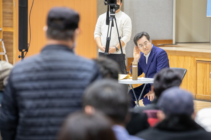 29일 오후 경기 안산시 단원구 선부다목적체육관에서 열린 제3회 도·시군 합동 타운홀미팅 민생현장 맞손토크에서 김동연 경기도지사가 주민들과 대화를 하고 있다. (사진=경기도 제공) *재판매 및 DB 금지