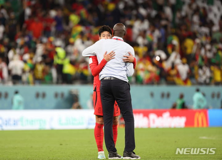 [알라이얀(카타르)=뉴시스] 조성우 기자 = 지난 2022년 11월28일(현지시간) 카타르 알라이얀 에듀케이션 시티 스타디움에서 열린 2022 카타르 월드컵 H조 2차전 대한민국과 가나의 경기 종료, 한국 대 가나 3대 2로 한국의 패배, 손흥민이 오토 아도 가나 감독과 포옹하고 있다. 2022.11.29. xconfind@newsis.com