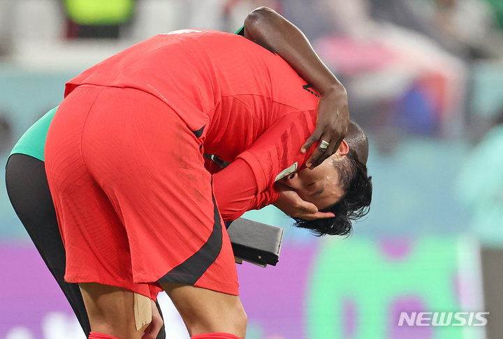 [알라이얀(카타르)=뉴시스] 조성우 기자 = 28일(현지시간) 카타르 알라이얀 에듀케이션 시티 스타디움에서 열린 2022 카타르 월드컵 H조 2차전 대한민국과 가나의 경기, 손흥민이 3-2로 가나에 패한 뒤 눈물을 닦고 있다. 2022.11.28. xconfind@newsis.com