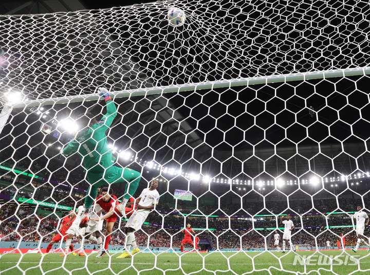 [알라이얀(카타르)=뉴시스] 조성우 기자 = 28일(현지시간) 카타르 알라이얀 에듀케이션 시티 스타디움에서 열린 2022 카타르 월드컵 H조 2차전 대한민국과 가나의 경기, 조규성이 두 번째 골을 넣고 기뻐하고 있다. 2022.11.28. xconfind@newsis.com